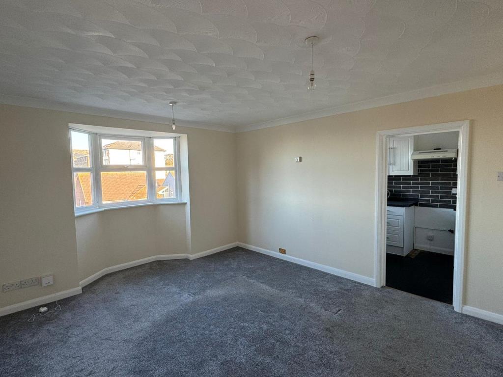 Lot: 83 - TWO-BEDROOM FLAT WITH SEA VIEWS, GARDEN AND CAR PARKING FOR INVESTMENT OR OCCUPATION - Living Room